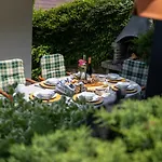 Villa Amalia: Spacious Garden Retreat With Fireplace In