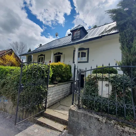 וילה Amalia, Centrum Banska Stiavnica, Parkovanie Pre 2 Auta, Velka Zahrada S Krbom, Amalia Pre 16 Osob Alebo Samostatne Nezavisle Prve Podlazie Ama Pre 8 Osob Alebo Samostatne Nezavisle Podkrovie Lia Pre 8 Osob,pristup Cez Pi Banská Štiavnica