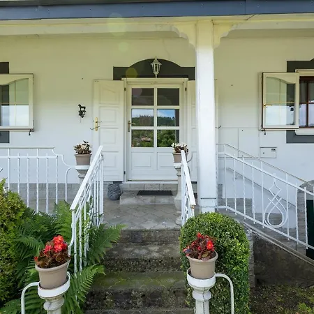 Villa Amalia, Centrum Banska Stiavnica, Parkovanie Pre 2 Auta, Velka Zahrada S Krbom, Amalia Pre 16 Osob Alebo Samostatne Nezavisle Prve Podlazie Ama Pre 8 Osob Alebo Samostatne Nezavisle Podkrovie Lia Pre 8 Osob,prístup Cez Pi Banská Štiavnica