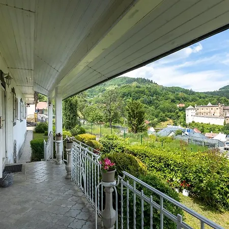 וילה Amalia, Centrum Banska Stiavnica, Parkovanie Pre 2 Auta, Velka Zahrada S Krbom, Amalia Pre 16 Osob Alebo Samostatne Nezavisle Prve Podlazie Ama Pre 8 Osob Alebo Samostatne Nezavisle Podkrovie Lia Pre 8 Osob,pristup Cez Pi *
