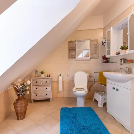 Amalia, Centrum Banska Stiavnica, Parkovanie Pre 2 Auta, Velka Zahrada S Krbom, Amalia Pre 16 Osob Alebo Samostatne Nezavisle Prve Podlazie Ama Pre 8 Osob Alebo Samostatne Nezavisle Podkrovie Lia Pre 8 Osob,prístup Cez Pi Banská Štiavnica