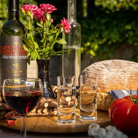 Amalia, Centrum Banska Stiavnica, Parkovanie Pre 2 Auta, Velka Zahrada S Krbom, Amalia Pre 16 Osob Alebo Samostatne Nezavisle Prve Podlazie Ama Pre 8 Osob Alebo Samostatne Nezavisle Podkrovie Lia Pre 8 Osob,pristup Cez Pi * Banská Štiavnica