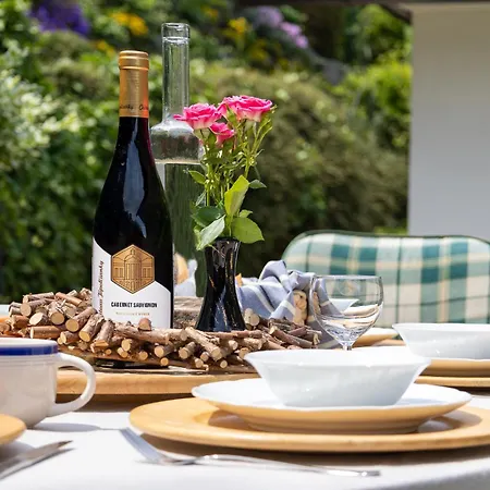 Amalia, Centrum Banska Stiavnica, Parkovanie Pre 2 Auta, Velka Zahrada S Krbom, Amalia Pre 16 Osob Alebo Samostatne Nezavisle Prve Podlazie Ama Pre 8 Osob Alebo Samostatne Nezavisle Podkrovie Lia Pre 8 Osob,prístup Cez Pi Villa Banská Štiavnica