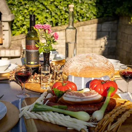 Amalia, Centrum Banska Stiavnica, Parkovanie Pre 2 Auta, Velka Zahrada S Krbom, Amalia Pre 16 Osob Alebo Samostatne Nezavisle Prve Podlazie Ama Pre 8 Osob Alebo Samostatne Nezavisle Podkrovie Lia Pre 8 Osob,prístup Cez Pi * Banská Štiavnica