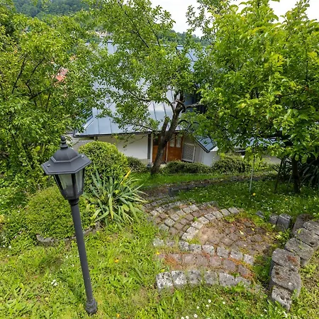 וילה Amalia, Centrum Banska Stiavnica, Parkovanie Pre 2 Auta, Velka Zahrada S Krbom, Amalia Pre 16 Osob Alebo Samostatne Nezavisle Prve Podlazie Ama Pre 8 Osob Alebo Samostatne Nezavisle Podkrovie Lia Pre 8 Osob,pristup Cez Pi *