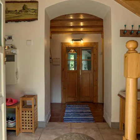 Amalia, Centrum Banska Stiavnica, Parkovanie Pre 2 Auta, Velka Zahrada S Krbom, Amalia Pre 16 Osob Alebo Samostatne Nezavisle Prve Podlazie Ama Pre 8 Osob Alebo Samostatne Nezavisle Podkrovie Lia Pre 8 Osob,prístup Cez Pi Villa