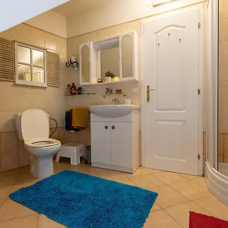 Villa Amalia, Centrum Banska Stiavnica, Parkovanie Pre 2 Auta, Velka Zahrada S Krbom, Amalia Pre 16 Osob Alebo Samostatne Nezavisle Prve Podlazie Ama Pre 8 Osob Alebo Samostatne Nezavisle Podkrovie Lia Pre 8 Osob,prístup Cez Pi