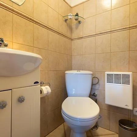 Amalia, Centrum Banska Stiavnica, Parkovanie Pre 2 Auta, Velka Zahrada S Krbom, Amalia Pre 16 Osob Alebo Samostatne Nezavisle Prve Podlazie Ama Pre 8 Osob Alebo Samostatne Nezavisle Podkrovie Lia Pre 8 Osob,pristup Cez Pi Banská Štiavnica