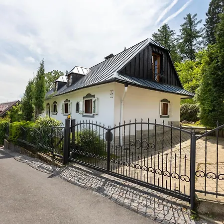 Amalia, Centrum Banska Stiavnica, Parkovanie Pre 2 Auta, Velka Zahrada S Krbom, Amalia Pre 16 Osob Alebo Samostatne Nezavisle Prve Podlazie Ama Pre 8 Osob Alebo Samostatne Nezavisle Podkrovie Lia Pre 8 Osob,pristup Cez Pi * Banská Štiavnica