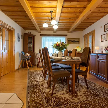 Villa Amalia, Centrum Banska Stiavnica, Parkovanie Pre 2 Auta, Velka Zahrada S Krbom, Amalia Pre 16 Osob Alebo Samostatne Nezavisle Prve Podlazie Ama Pre 8 Osob Alebo Samostatne Nezavisle Podkrovie Lia Pre 8 Osob,prístup Cez Pi