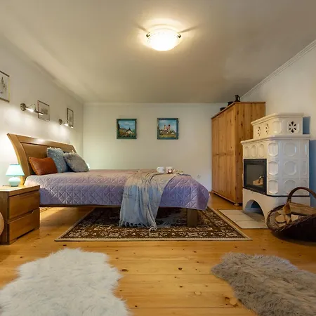 וילה Amalia, Centrum Banska Stiavnica, Parkovanie Pre 2 Auta, Velka Zahrada S Krbom, Amalia Pre 16 Osob Alebo Samostatne Nezavisle Prve Podlazie Ama Pre 8 Osob Alebo Samostatne Nezavisle Podkrovie Lia Pre 8 Osob,pristup Cez Pi Banská Štiavnica