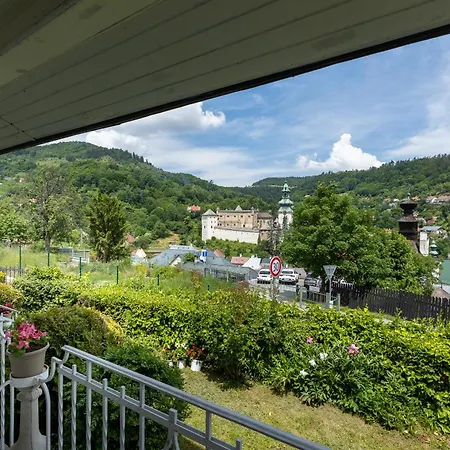 ヴィラ Amalia, Centrum Banska Stiavnica, Parkovanie Pre 2 Auta, Velka Zahrada S Krbom, Amalia Pre 16 Osob Alebo Samostatne Nezavisle Prve Podlazie Ama Pre 8 Osob Alebo Samostatne Nezavisle Podkrovie Lia Pre 8 Osob,pristup Cez Pi