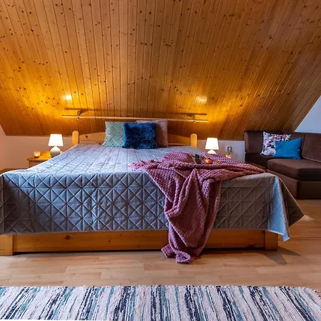 Amalia, Centrum Banska Stiavnica, Parkovanie Pre 2 Auta, Velka Zahrada S Krbom, Amalia Pre 16 Osob Alebo Samostatne Nezavisle Prve Podlazie Ama Pre 8 Osob Alebo Samostatne Nezavisle Podkrovie Lia Pre 8 Osob,pristup Cez Pi Villa