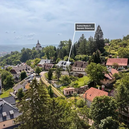 וילה Amalia, Centrum Banska Stiavnica, Parkovanie Pre 2 Auta, Velka Zahrada S Krbom, Amalia Pre 16 Osob Alebo Samostatne Nezavisle Prve Podlazie Ama Pre 8 Osob Alebo Samostatne Nezavisle Podkrovie Lia Pre 8 Osob,pristup Cez Pi *