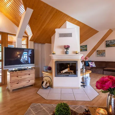 Villa Amalia, Centrum Banska Stiavnica, Parkovanie Pre 2 Auta, Velka Zahrada S Krbom, Amalia Pre 16 Osob Alebo Samostatne Nezavisle Prve Podlazie Ama Pre 8 Osob Alebo Samostatne Nezavisle Podkrovie Lia Pre 8 Osob,pristup Cez Pi