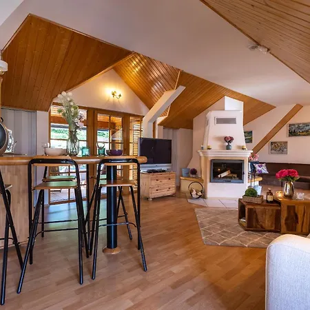 Villa Amalia, Centrum Banska Stiavnica, Parkovanie Pre 2 Auta, Velka Zahrada S Krbom, Amalia Pre 16 Osob Alebo Samostatne Nezavisle Prve Podlazie Ama Pre 8 Osob Alebo Samostatne Nezavisle Podkrovie Lia Pre 8 Osob,prístup Cez Pi *