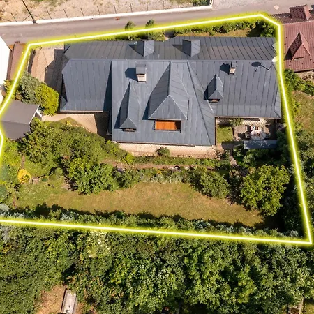 Villa Amalia, Centrum Banska Stiavnica, Parkovanie Pre 2 Auta, Velka Zahrada S Krbom, Amalia Pre 16 Osob Alebo Samostatne Nezavisle Prve Podlazie Ama Pre 8 Osob Alebo Samostatne Nezavisle Podkrovie Lia Pre 8 Osob,prístup Cez Pi