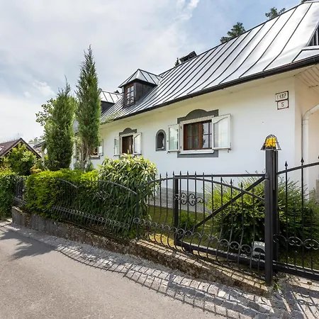 Amalia, Centrum Banska Stiavnica, Parkovanie Pre 2 Auta, Velka Zahrada S Krbom, Amalia Pre 16 Osob Alebo Samostatne Nezavisle Prve Podlazie Ama Pre 8 Osob Alebo Samostatne Nezavisle Podkrovie Lia Pre 8 Osob,prístup Cez Pi Villa