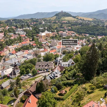 Amalia, Centrum Banska Stiavnica, Parkovanie Pre 2 Auta, Velka Zahrada S Krbom, Amalia Pre 16 Osob Alebo Samostatne Nezavisle Prve Podlazie Ama Pre 8 Osob Alebo Samostatne Nezavisle Podkrovie Lia Pre 8 Osob,pristup Cez Pi Banská Štiavnica