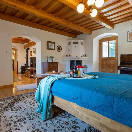 Amalia, Centrum Banska Stiavnica, Parkovanie Pre 2 Auta, Velka Zahrada S Krbom, Amalia Pre 16 Osob Alebo Samostatne Nezavisle Prve Podlazie Ama Pre 8 Osob Alebo Samostatne Nezavisle Podkrovie Lia Pre 8 Osob,pristup Cez Pi * Banská Štiavnica