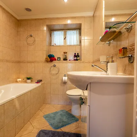 Amalia, Centrum Banska Stiavnica, Parkovanie Pre 2 Auta, Velka Zahrada S Krbom, Amalia Pre 16 Osob Alebo Samostatne Nezavisle Prve Podlazie Ama Pre 8 Osob Alebo Samostatne Nezavisle Podkrovie Lia Pre 8 Osob,prístup Cez Pi *