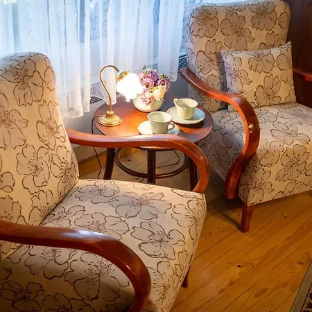 Villa Amalia, Centrum Banska Stiavnica, Parkovanie Pre 2 Auta, Velka Zahrada S Krbom, Amalia Pre 16 Osob Alebo Samostatne Nezavisle Prve Podlazie Ama Pre 8 Osob Alebo Samostatne Nezavisle Podkrovie Lia Pre 8 Osob,prístup Cez Pi *