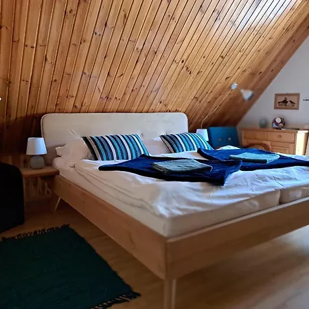 וילה Amalia, Centrum Banska Stiavnica, Parkovanie Pre 2 Auta, Velka Zahrada S Krbom, Amalia Pre 16 Osob Alebo Samostatne Nezavisle Prve Podlazie Ama Pre 8 Osob Alebo Samostatne Nezavisle Podkrovie Lia Pre 8 Osob,pristup Cez Pi Banská Štiavnica