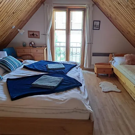 Amalia, Centrum Banska Stiavnica, Parkovanie Pre 2 Auta, Velka Zahrada S Krbom, Amalia Pre 16 Osob Alebo Samostatne Nezavisle Prve Podlazie Ama Pre 8 Osob Alebo Samostatne Nezavisle Podkrovie Lia Pre 8 Osob,pristup Cez Pi Banská Štiavnica