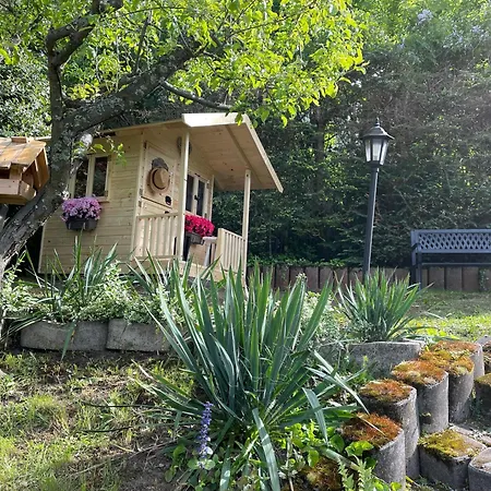 Amalia, Centrum Banska Stiavnica, Parkovanie Pre 2 Auta, Velka Zahrada S Krbom, Amalia Pre 16 Osob Alebo Samostatne Nezavisle Prve Podlazie Ama Pre 8 Osob Alebo Samostatne Nezavisle Podkrovie Lia Pre 8 Osob,prístup Cez Pi Villa