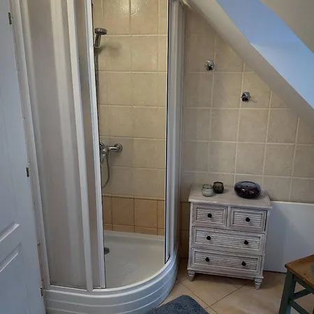 Amalia, Centrum Banska Stiavnica, Parkovanie Pre 2 Auta, Velka Zahrada S Krbom, Amalia Pre 16 Osob Alebo Samostatne Nezavisle Prve Podlazie Ama Pre 8 Osob Alebo Samostatne Nezavisle Podkrovie Lia Pre 8 Osob,pristup Cez Pi Villa