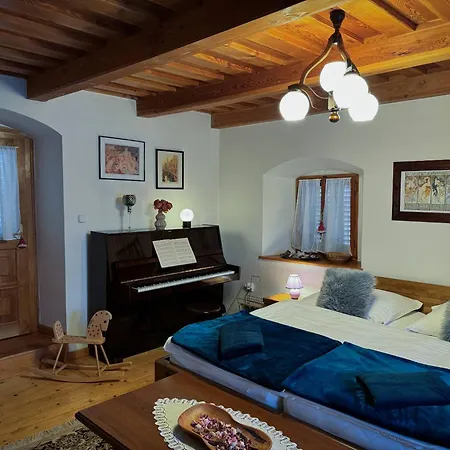 Villa Amalia, Centrum Banska Stiavnica, Parkovanie Pre 2 Auta, Velka Zahrada S Krbom, Amalia Pre 16 Osob Alebo Samostatne Nezavisle Prve Podlazie Ama Pre 8 Osob Alebo Samostatne Nezavisle Podkrovie Lia Pre 8 Osob,pristup Cez Pi