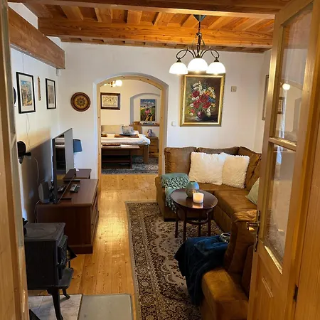 וילה Amalia, Centrum Banska Stiavnica, Parkovanie Pre 2 Auta, Velka Zahrada S Krbom, Amalia Pre 16 Osob Alebo Samostatne Nezavisle Prve Podlazie Ama Pre 8 Osob Alebo Samostatne Nezavisle Podkrovie Lia Pre 8 Osob,pristup Cez Pi *