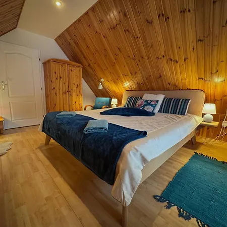 Amalia, Centrum Banska Stiavnica, Parkovanie Pre 2 Auta, Velka Zahrada S Krbom, Amalia Pre 16 Osob Alebo Samostatne Nezavisle Prve Podlazie Ama Pre 8 Osob Alebo Samostatne Nezavisle Podkrovie Lia Pre 8 Osob,prístup Cez Pi Villa Banská Štiavnica