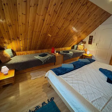 Amalia, Centrum Banska Stiavnica, Parkovanie Pre 2 Auta, Velka Zahrada S Krbom, Amalia Pre 16 Osob Alebo Samostatne Nezavisle Prve Podlazie Ama Pre 8 Osob Alebo Samostatne Nezavisle Podkrovie Lia Pre 8 Osob,pristup Cez Pi *