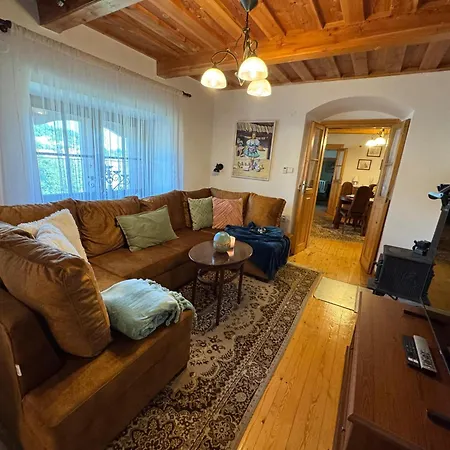 Amalia, Centrum Banska Stiavnica, Parkovanie Pre 2 Auta, Velka Zahrada S Krbom, Amalia Pre 16 Osob Alebo Samostatne Nezavisle Prve Podlazie Ama Pre 8 Osob Alebo Samostatne Nezavisle Podkrovie Lia Pre 8 Osob,prístup Cez Pi * Banská Štiavnica