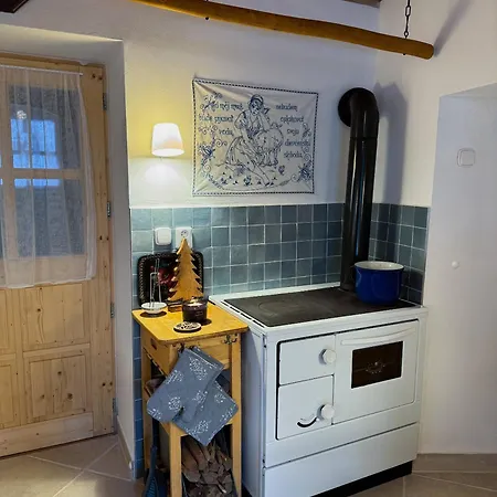 Amalia, Centrum Banska Stiavnica, Parkovanie Pre 2 Auta, Velka Zahrada S Krbom, Amalia Pre 16 Osob Alebo Samostatne Nezavisle Prve Podlazie Ama Pre 8 Osob Alebo Samostatne Nezavisle Podkrovie Lia Pre 8 Osob,prístup Cez Pi Villa