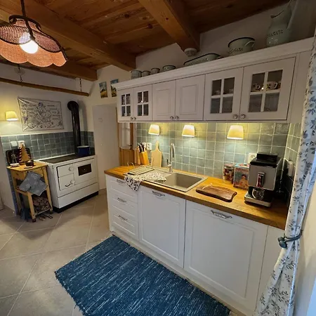 Villa Amalia, Centrum Banska Stiavnica, Parkovanie Pre 2 Auta, Velka Zahrada S Krbom, Amalia Pre 16 Osob Alebo Samostatne Nezavisle Prve Podlazie Ama Pre 8 Osob Alebo Samostatne Nezavisle Podkrovie Lia Pre 8 Osob,pristup Cez Pi