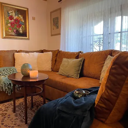 Amalia, Centrum Banska Stiavnica, Parkovanie Pre 2 Auta, Velka Zahrada S Krbom, Amalia Pre 16 Osob Alebo Samostatne Nezavisle Prve Podlazie Ama Pre 8 Osob Alebo Samostatne Nezavisle Podkrovie Lia Pre 8 Osob,pristup Cez Pi * Banská Štiavnica