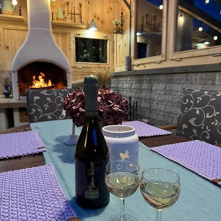 Amalia, Centrum Banska Stiavnica, Parkovanie Pre 2 Auta, Velka Zahrada S Krbom, Amalia Pre 16 Osob Alebo Samostatne Nezavisle Prve Podlazie Ama Pre 8 Osob Alebo Samostatne Nezavisle Podkrovie Lia Pre 8 Osob,pristup Cez Pi ヴィラ Banská Štiavnica