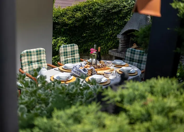 Βίλα Amalia, Centrum Banska Stiavnica, Parkovanie Pre 2 Auta, Velka Zahrada S Krbom, Amalia Pre 16 Osob Alebo Samostatne Nezavisle Prve Podlazie Ama Pre 8 Osob Alebo Samostatne Nezavisle Podkrovie Lia Pre 8 Osob,pristup Cez Pi