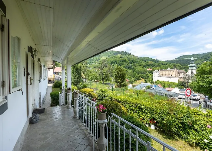 Βίλα Amalia, Centrum Banska Stiavnica, Parkovanie Pre 2 Auta, Velka Zahrada S Krbom, Amalia Pre 16 Osob Alebo Samostatne Nezavisle Prve Podlazie Ama Pre 8 Osob Alebo Samostatne Nezavisle Podkrovie Lia Pre 8 Osob,pristup Cez Pi *