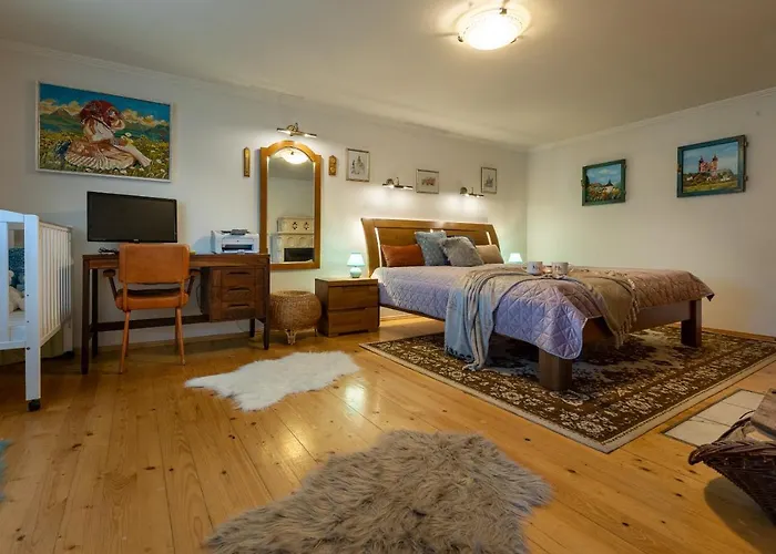 Βίλα Amalia, Centrum Banska Stiavnica, Parkovanie Pre 2 Auta, Velka Zahrada S Krbom, Amalia Pre 16 Osob Alebo Samostatne Nezavisle Prve Podlazie Ama Pre 8 Osob Alebo Samostatne Nezavisle Podkrovie Lia Pre 8 Osob,pristup Cez Pi Banská Štiavnica