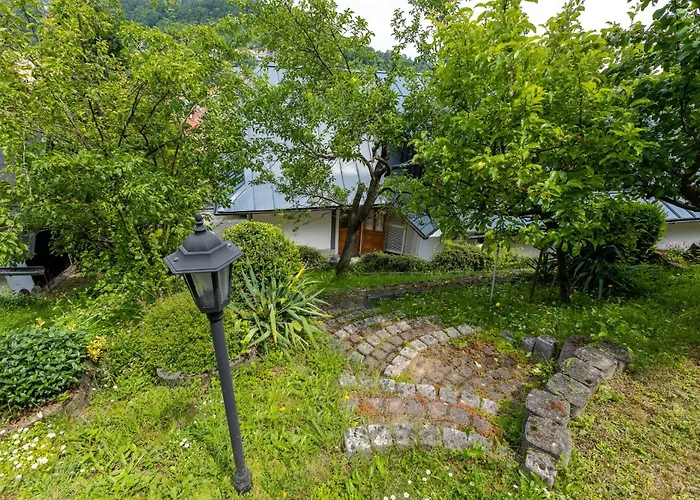 Βίλα Amalia, Centrum Banska Stiavnica, Parkovanie Pre 2 Auta, Velka Zahrada S Krbom, Amalia Pre 16 Osob Alebo Samostatne Nezavisle Prve Podlazie Ama Pre 8 Osob Alebo Samostatne Nezavisle Podkrovie Lia Pre 8 Osob,pristup Cez Pi *