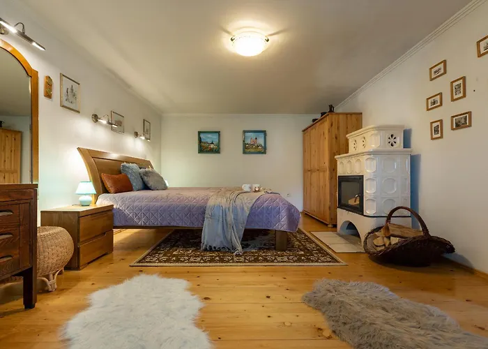 Βίλα Amalia, Centrum Banska Stiavnica, Parkovanie Pre 2 Auta, Velka Zahrada S Krbom, Amalia Pre 16 Osob Alebo Samostatne Nezavisle Prve Podlazie Ama Pre 8 Osob Alebo Samostatne Nezavisle Podkrovie Lia Pre 8 Osob,pristup Cez Pi Banská Štiavnica