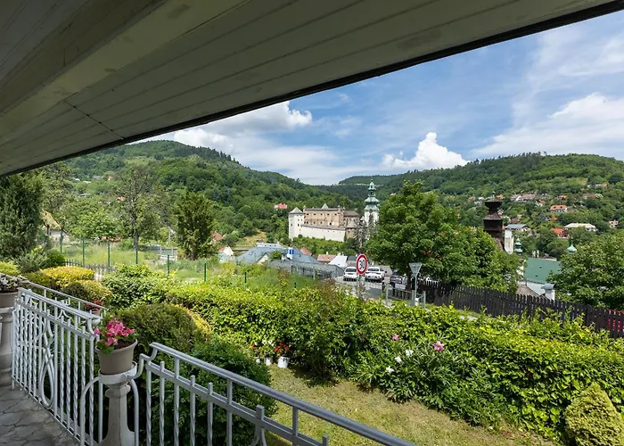 Βίλα Amalia, Centrum Banska Stiavnica, Parkovanie Pre 2 Auta, Velka Zahrada S Krbom, Amalia Pre 16 Osob Alebo Samostatne Nezavisle Prve Podlazie Ama Pre 8 Osob Alebo Samostatne Nezavisle Podkrovie Lia Pre 8 Osob,pristup Cez Pi