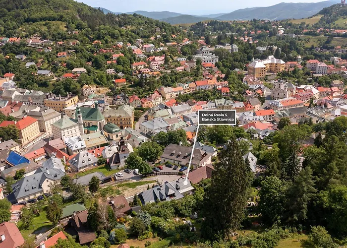 Amalia, Centrum Banska Stiavnica, Parkovanie Pre 2 Auta, Velka Zahrada S Krbom, Amalia Pre 16 Osob Alebo Samostatne Nezavisle Prve Podlazie Ama Pre 8 Osob Alebo Samostatne Nezavisle Podkrovie Lia Pre 8 Osob,pristup Cez Pi Banská Štiavnica