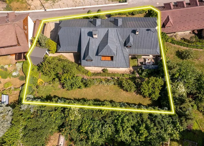Βίλα Amalia, Centrum Banska Stiavnica, Parkovanie Pre 2 Auta, Velka Zahrada S Krbom, Amalia Pre 16 Osob Alebo Samostatne Nezavisle Prve Podlazie Ama Pre 8 Osob Alebo Samostatne Nezavisle Podkrovie Lia Pre 8 Osob,pristup Cez Pi
