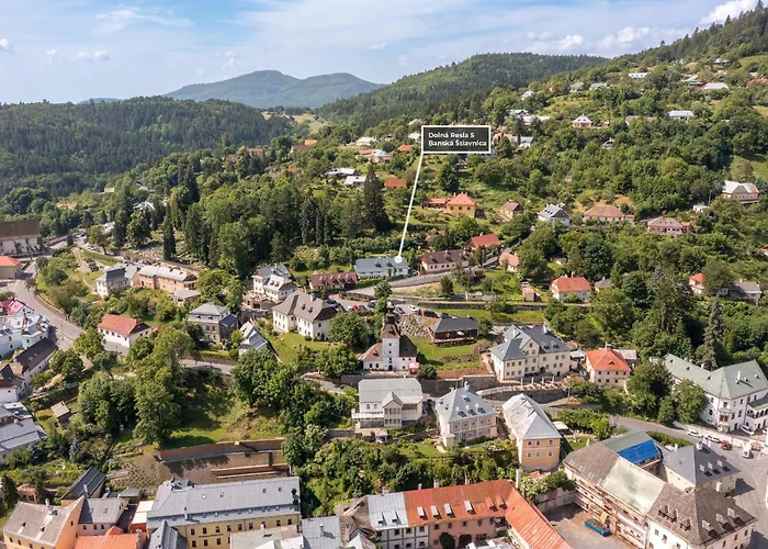 Amalia, Centrum Banska Stiavnica, Parkovanie Pre 2 Auta, Velka Zahrada S Krbom, Amalia Pre 16 Osob Alebo Samostatne Nezavisle Prve Podlazie Ama Pre 8 Osob Alebo Samostatne Nezavisle Podkrovie Lia Pre 8 Osob,pristup Cez Pi