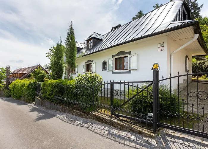 Amalia, Centrum Banska Stiavnica, Parkovanie Pre 2 Auta, Velka Zahrada S Krbom, Amalia Pre 16 Osob Alebo Samostatne Nezavisle Prve Podlazie Ama Pre 8 Osob Alebo Samostatne Nezavisle Podkrovie Lia Pre 8 Osob,pristup Cez Pi Βίλα