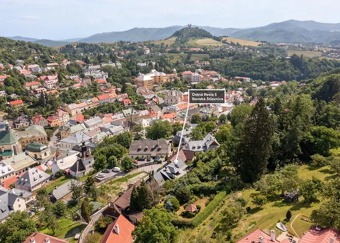 Amalia, Centrum Banska Stiavnica, Parkovanie Pre 2 Auta, Velka Zahrada S Krbom, Amalia Pre 16 Osob Alebo Samostatne Nezavisle Prve Podlazie Ama Pre 8 Osob Alebo Samostatne Nezavisle Podkrovie Lia Pre 8 Osob,pristup Cez Pi Banská Štiavnica